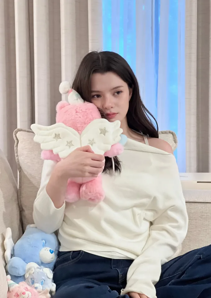 เบ็คกี้ รีเบคก้า กับตุ๊กตาในภาพไลฟ์สไตล์